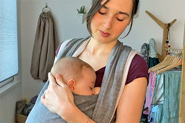 Babywearing: Stillen und Bonding