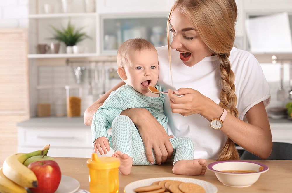 frutta svezzamento bambino