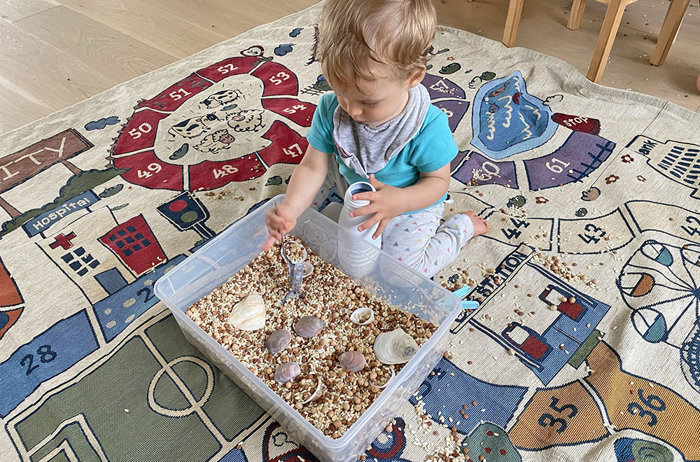 travasi montessoriani con bambini