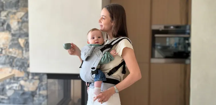 Marsupio ergonomico Regolo BabyMonkey in cotone indossato con un bambino