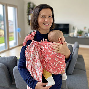 Nonna con fascia porta bebè