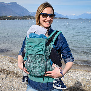 frischgebackene Mama mit ergonomischer Standard-Babytrage