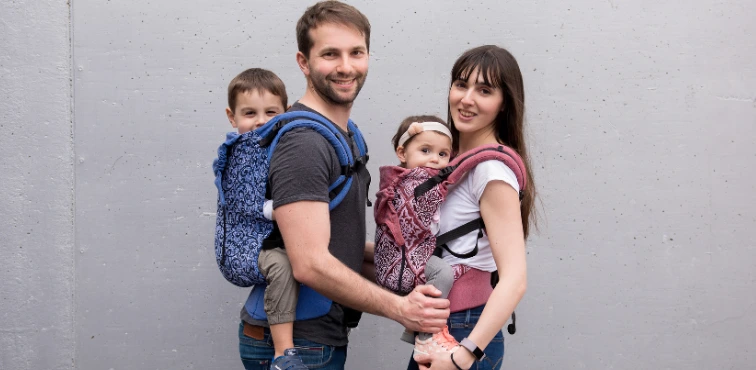 Marsupio ergonomico BabyMonkey indossato con un bambino