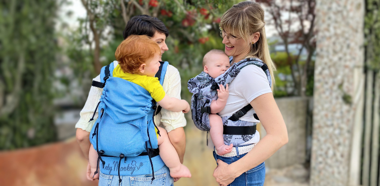Marsupio ergonomico porta bebè BabyMonkey indossato con un bambino