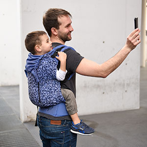 Papa mit Kleinkind-Tragerucksack Preschooler