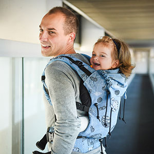 papà portatore con marsupio ergonomico regolabile