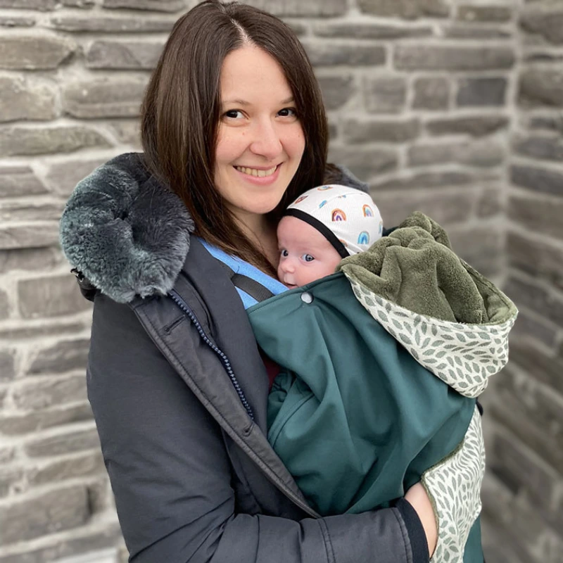 Bambino portato in marsupio ergonomico in inverno