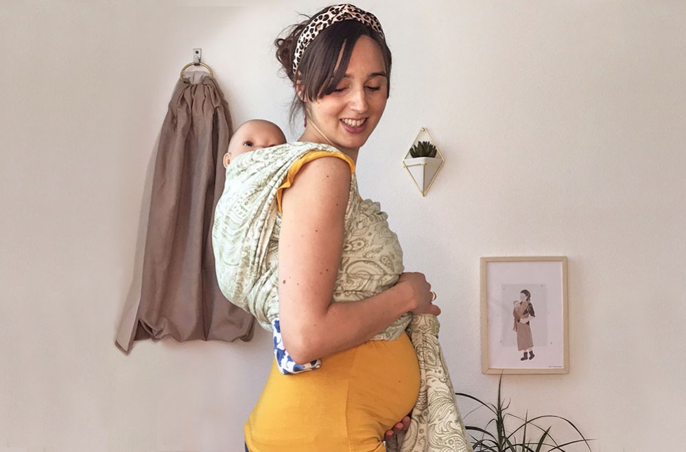 Babywearing in gravidanza: si può portare con il pancione?